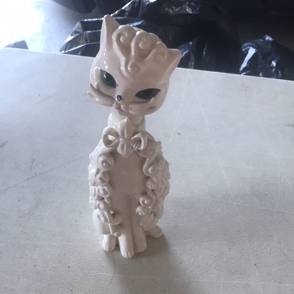 Porcelain cat